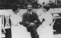 Z_siostrami_Lutosławskimi_Marią_i_Izabellą_Drozdowo_1908 Z_siostrami_Lutosławskimi_Marią_i_Izabellą_Drozdowo_1908